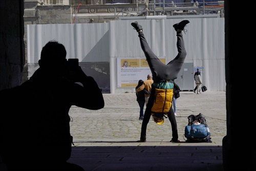 Un peregrino fai unha fotografía saltando na Catedral de Santiago durante a ponte de San Xosé. Foto: Álvaro Ballesteros / Europa Press