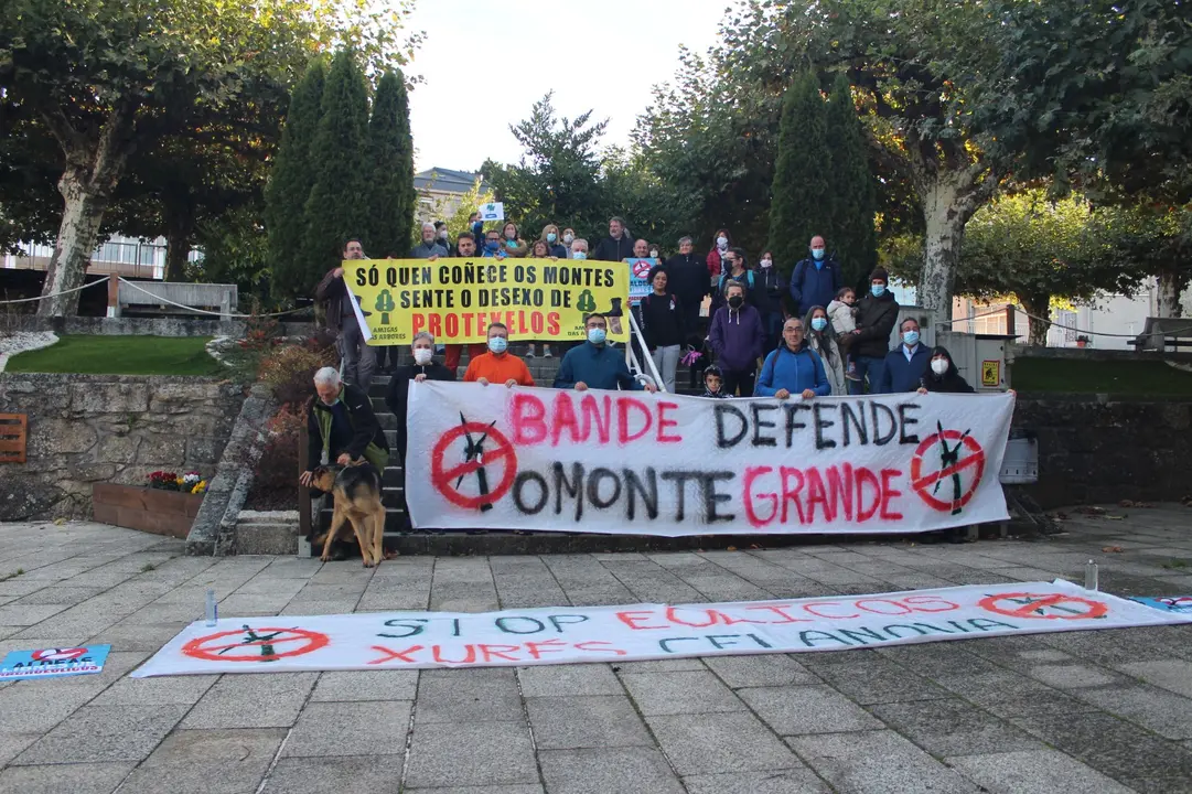 Unha imaxe da concentraci&oacute;n contra o proxecto de parque e&oacute;lico.