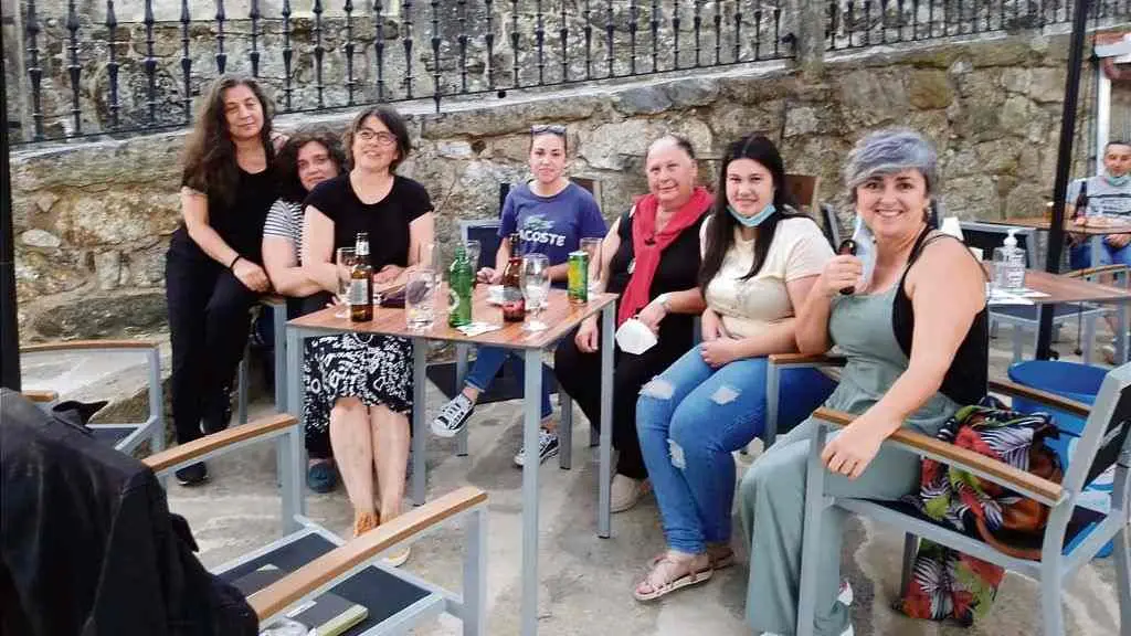 Luc&iacute;a Garc&iacute;a (cuarta pola esquerda) e outras mulleres de Cerdedo-Cotobade puxeron en marcha Voces Matrias. (Foto: N&oacute;s Diario) #vocesmatrias #cerdedocotobade