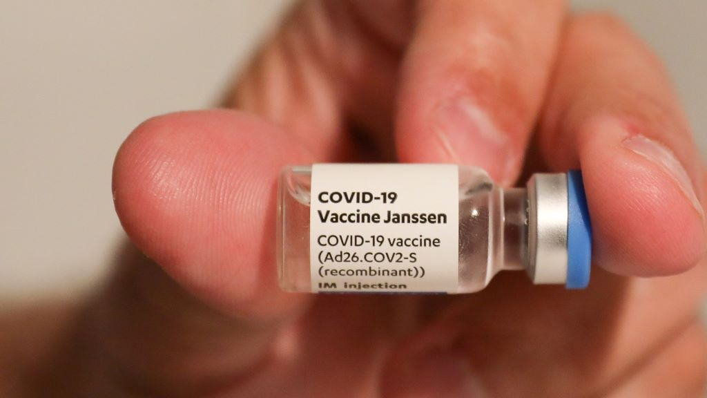 Un sanitario amosa unha vacina de Janssen. (Foto: Marta Fernández / Europa Press) #vacina #janssen #coronavirus