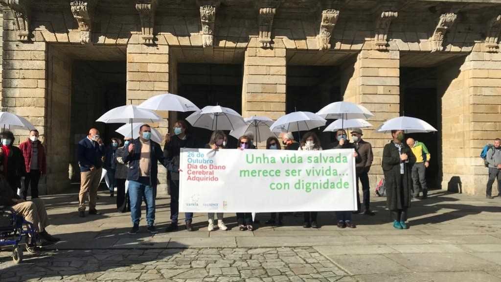 Concentración na praza do Obradoiro (Compostela) na defensa dos dereitos das persoas con dano cerebral, nesta terza feira (Foto: Fegadace).