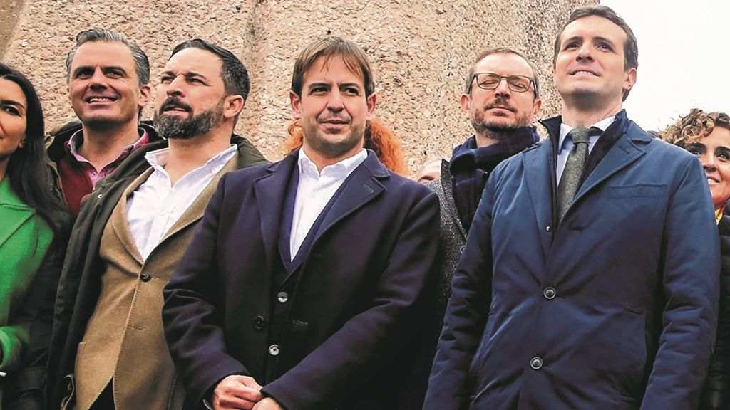 Santiago Abascal e Pablo Casado canda outros líderes de Vox e do PP na manifestación da praza de Colón de febreiro de 2019. (Foto: Europa Press) #vox #pp #colón #casado #abascal