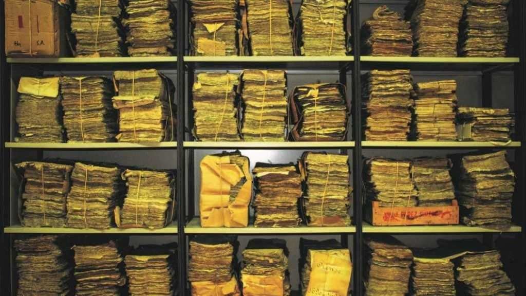 Atado de documentos. A documentación de diferentes periodos alicercou este coleccionábel. (Foto: Damián Porto) #onomástica #apelidos