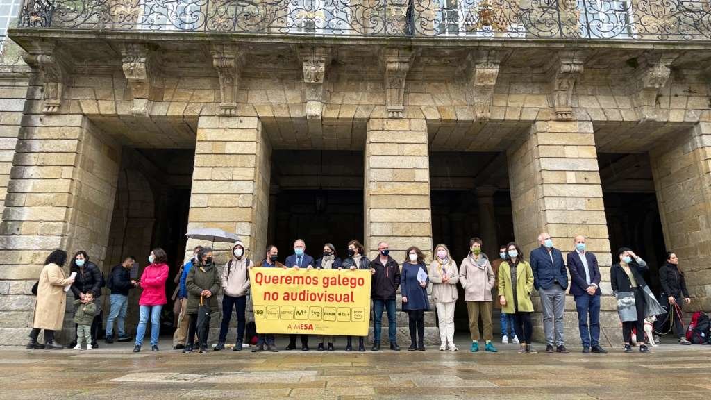 As e os concelleiros, na praza do Obradoiro apoiando a concentración convocada pola Mesa nesta quinta feira (Foto: Nós Diario).