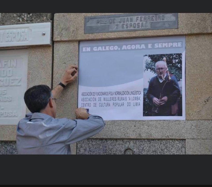 Cambio ao galego da lápida do gaiteiro de Laroá, en Xinzo, marco da campaña de restauración (Foto: Asociaición de Funcionarios para a Normalización Lingüística).