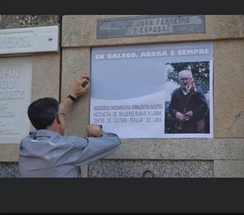 Cambio ao galego da l&aacute;pida do gaiteiro de Laro&aacute;, en Xinzo, marco da campa&ntilde;a de restauraci&oacute;n (Foto: Asociaici&oacute;n de Funcionarios para a Normalizaci&oacute;n Ling&uuml;&iacute;stica).