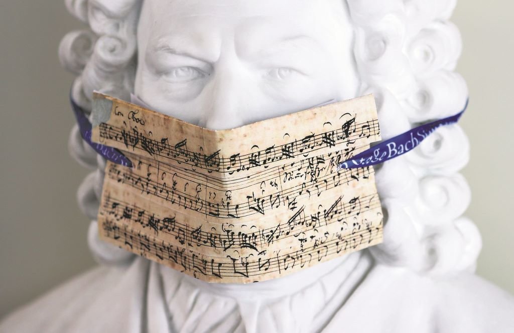 Busto de Bach, en Leipzig, cuberto cunha máscara feita coas notas da cantata My heart swims in blood