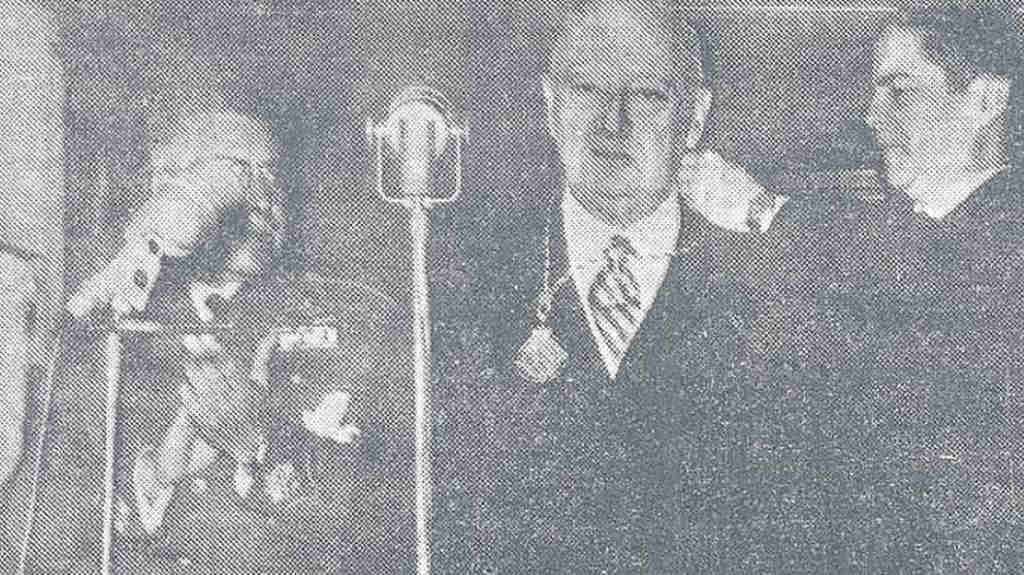 Sergio Peñamaría, primeiro pola dereita, entregando a medalla de ouro da Coruña a Pedro Barrié de la Maza en 1962. (Foto: El Pueblo Gallego)
