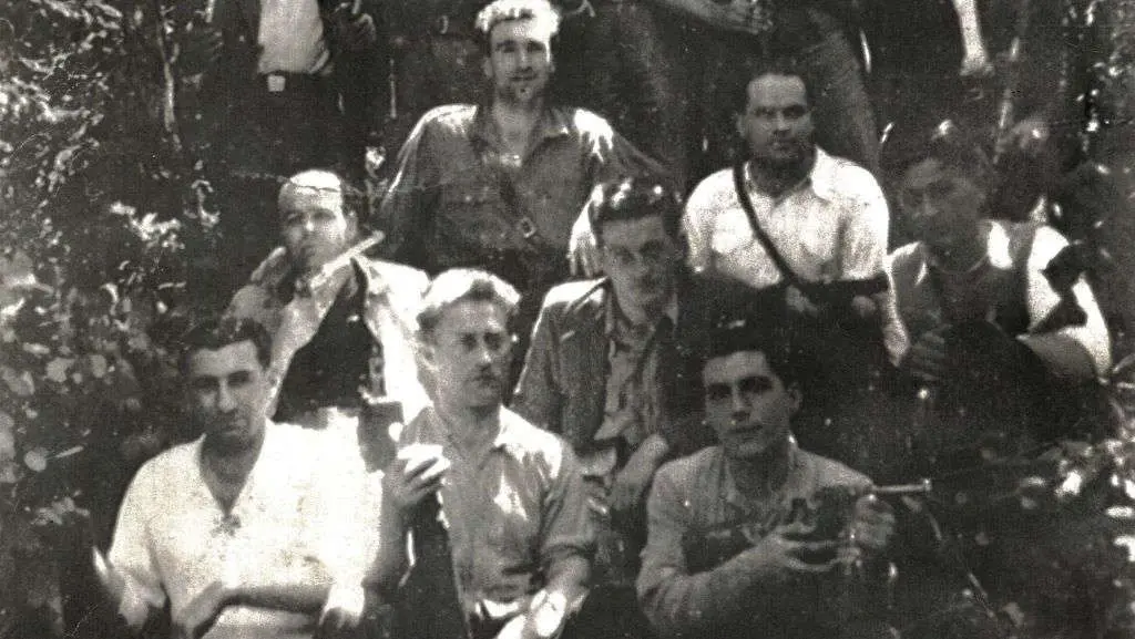 Grupo de guerrilleiros nas Fragas do Eume, alg&uacute;ns deles fuxidos desde o golpe militar.  De abaixo a arriba e de esquerda a dereita: Paco da Casanova, Ramiro Mart&iacute;nez L&oacute;pez &lsquo;Zapateiro&rsquo;, Juan de Limodre, Vicente Pe&ntilde;a Tarrasa, Jes&uacute;s L&oacute;pez Ardao &lsquo;O de Someiro&rsquo;, Jes&uacute;s Iglesias &lsquo;Caudillo&rsquo;, Manuel Pi&ntilde;eiro Ant&oacute;n &lsquo;Manolo do Menor&rsquo; e Juan Mart&iacute;nez. (Foto: Arquivo particular)