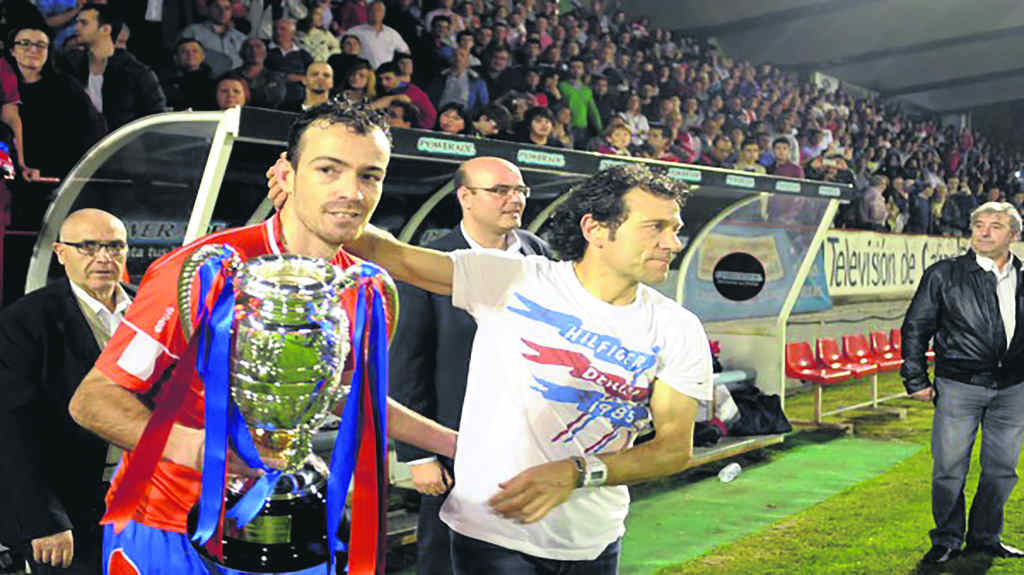 Yebra e Luisito, coa Copa RFEF gañada polo extinto Club Deportivo. (Foto: CD Ourense).