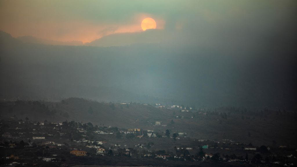 Nube de cinza volcánica na illa da Palma. (Foto: Kike Rincón / Europa Press)