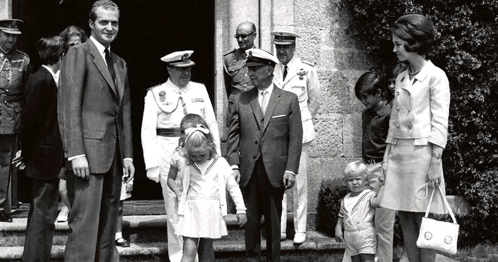 A familia real en Meirás con Francisco Franco (Imaxe: Nós Diario)