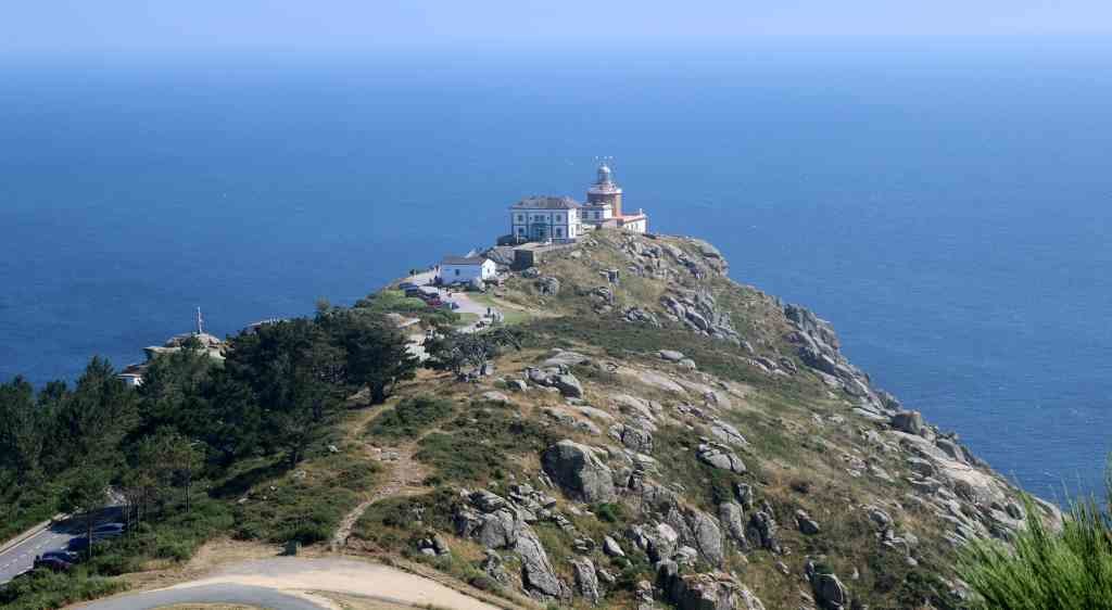Cabo Fisterra, no extremo sur dunha península co punto máis alto no Monte Facho.