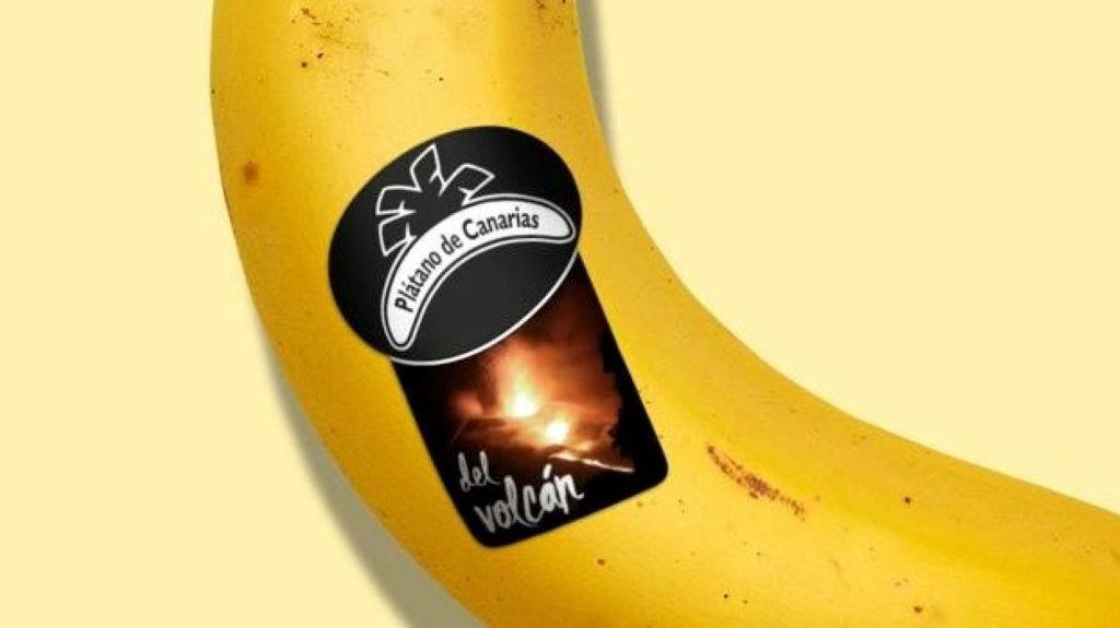 Un plátano de Canarias co novo etiquetado. (Foto: C7)