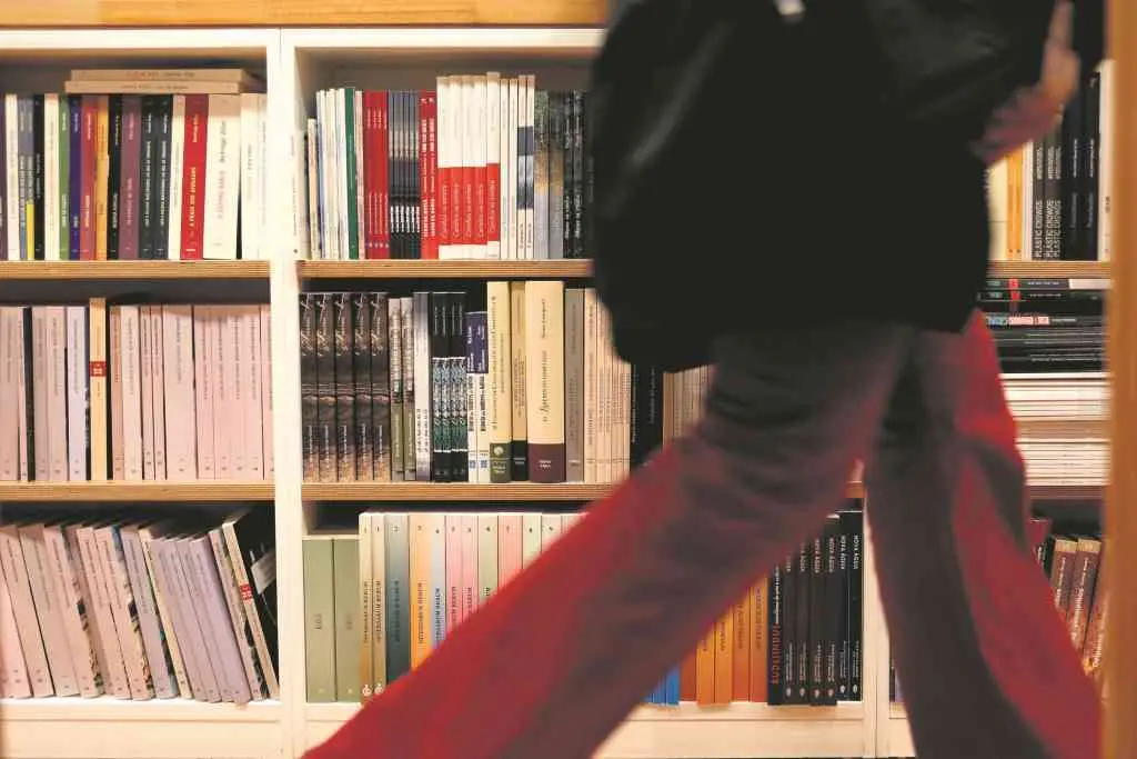 Interior dunha librar&iacute;a.