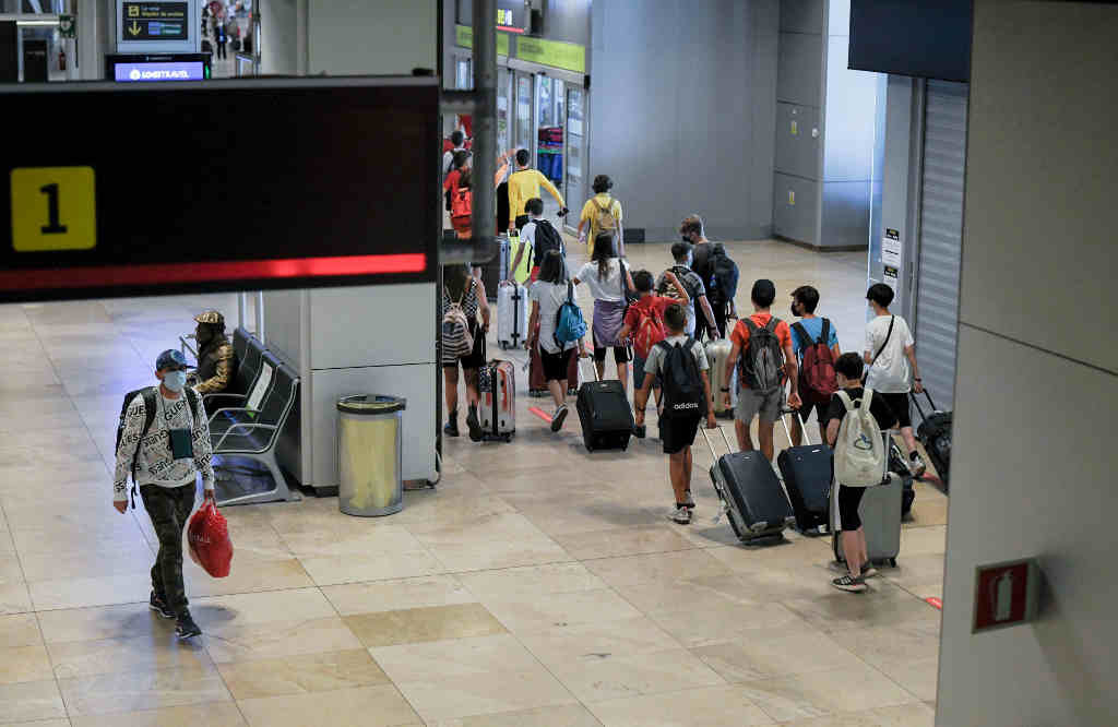 Turistas no aeroporto de Madrid-Barajas, no Estado español, este verán. (Óscar Cañas / Europapress)