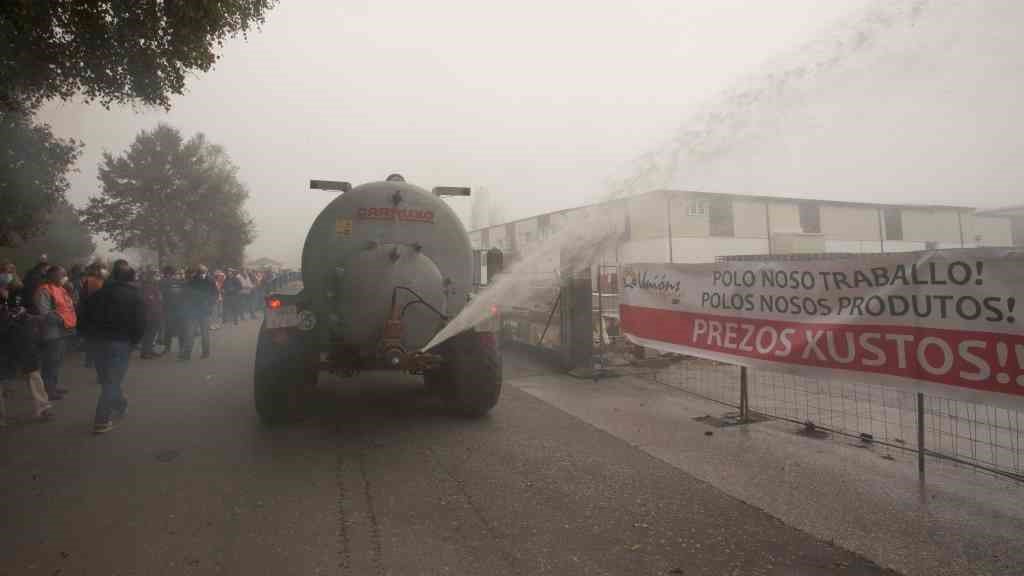 Un camión cisterna verte leite ás portas da factoría de Lactalis en Vilalba (Foto: Carlos Castro / Europa Press).