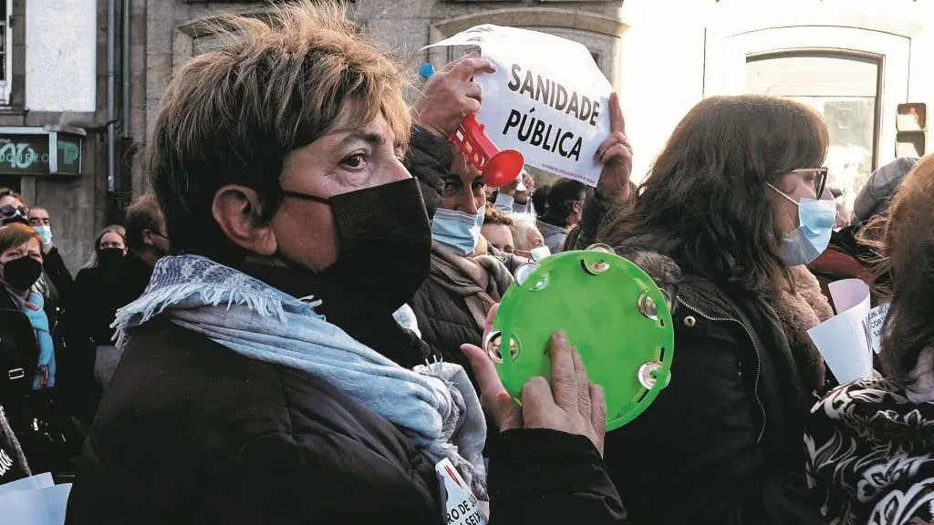 Manifestantes en defensa da sanidade p&uacute;blica este 14-N polas r&uacute;as de Compostela (Foto: Arxina).