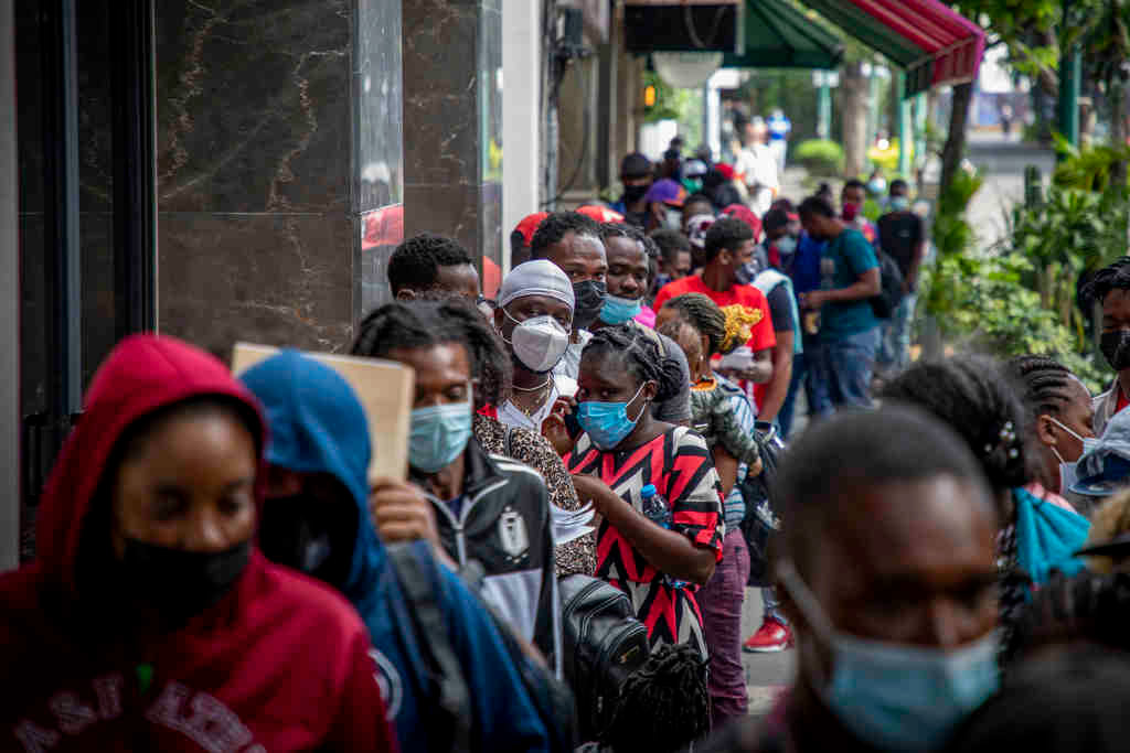 Migrantes haitianos agardan para pedir asilo en Cidade de México despois de fuxir da illa caribeña. (Foto: Jair Cabrera Torres / dpa)