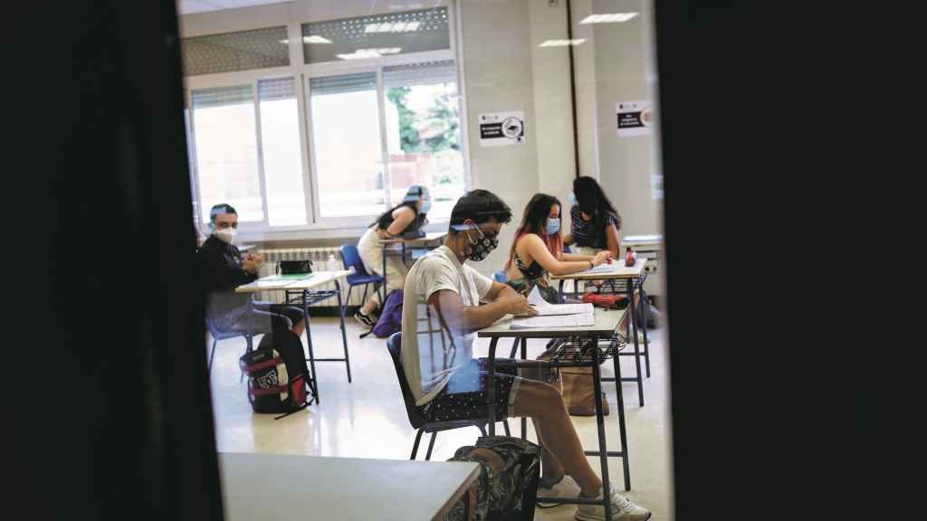 O alumnado de Secundaria poderá pasar de curso con até dúas materias suspensas (Foto: Eduardo Parra / Europa Press).