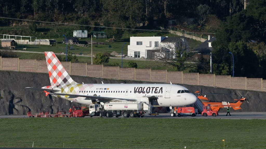 Avión de Volotea que aterrou de emerxencia na Coruña por unha falsa alarma de bomba falso (Foto: M. Dylan / Europa Press)