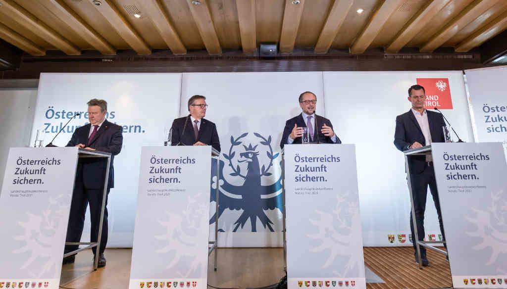 De esquerda a dereita: Michael Ludwig (alcalde de Viena), Günther Platter (gobernador do Tirol), Alexander Schallenberg (chanceler federal) e Wolfgang Mückstein (ministro de Saúde), na rolda de prensa na que anunciaron as medidas contra a Covid. (Foto: Expa / Johann Groder / APA / dpa)