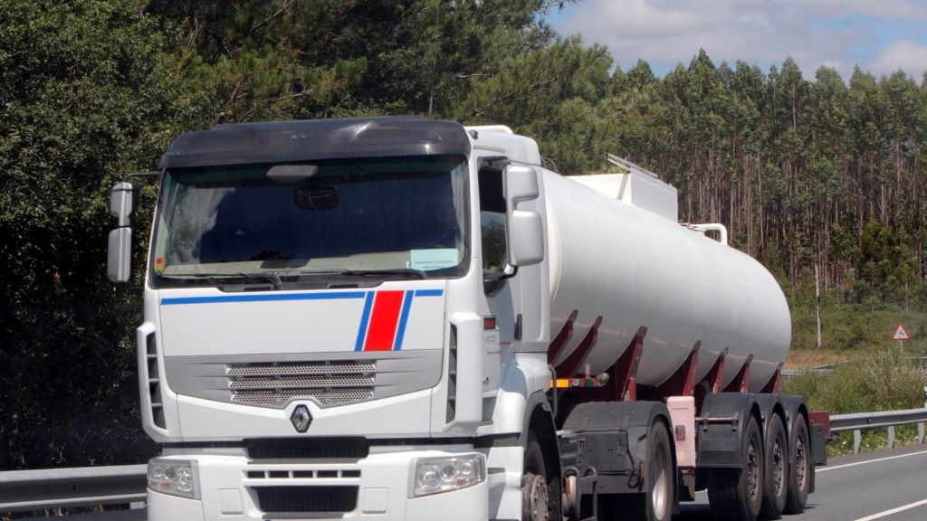 Un camión nunha estrada galega, nunha imaxe de arquivo. (Foto: Xunta / Europa Press)