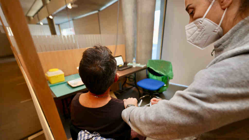 Unha persoa recibe a terceira dose da vacina contra a Covid-19 na Galiza (Foto: Beatriz Ciscar/Europa Press).