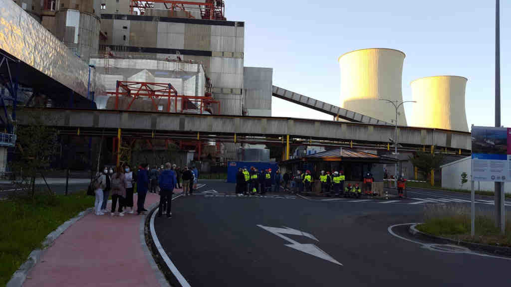 Traballadores protestas diante da planta térmica. (Foto: Nós Diario)