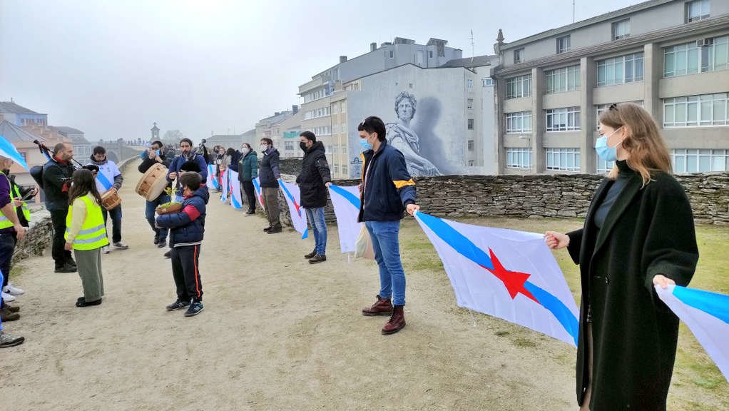 Paso das crianzas cun carballo na muralla humana de bandeiras da Patria en Lugo. (Foto: Movemento Arredista)