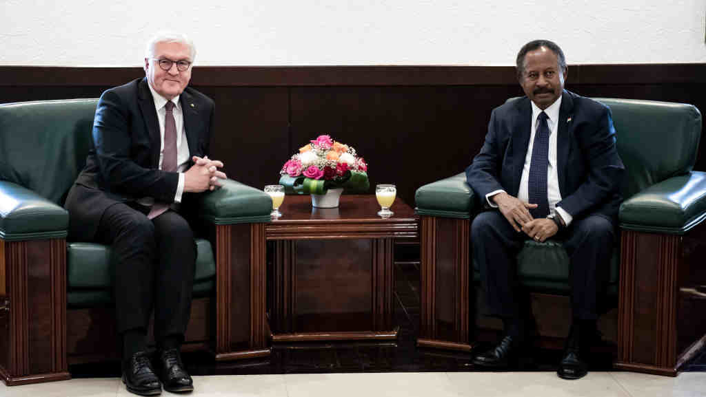 O presidente alemán Frank-Walter Steinmeier xunta Abdalla Hamdok, presidente do Sudán. (Foto: Bernd von Jutrczenka / dpa)