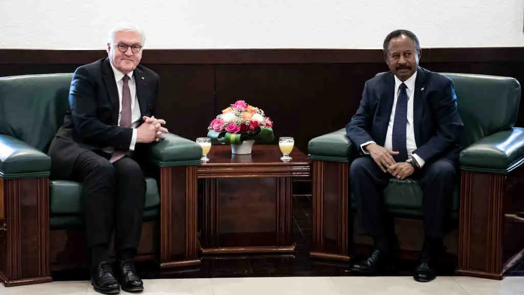 O presidente alem&aacute;n Frank-Walter Steinmeier xunta Abdalla Hamdok, presidente do Sud&aacute;n. (Foto: Bernd von Jutrczenka / dpa)
