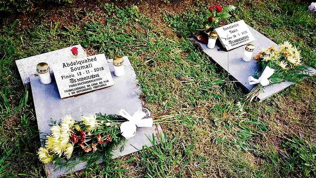 Homenaxe ás persoas sen teito finadas en Vigo —catro no que vai de ano— no cemiterio de Pereiró, o pasado 1 de novembro (Foto: Os Ninguéns).