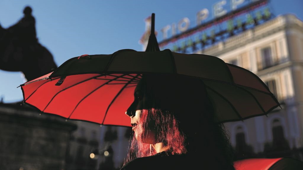 O paraugas vermello é símbolo da resistencia contra a discriminación e os abusos que enfrontan as traballadoras sexuais (Foto: Isabel Infantes / Europa Press).