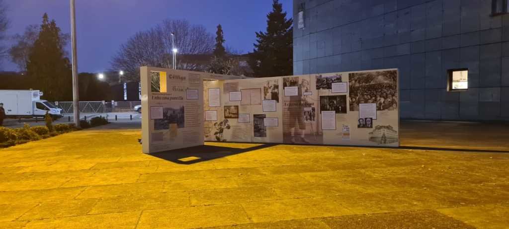 A exposición 'A casa da Galiza' no exterior do Pazo da Cultura.