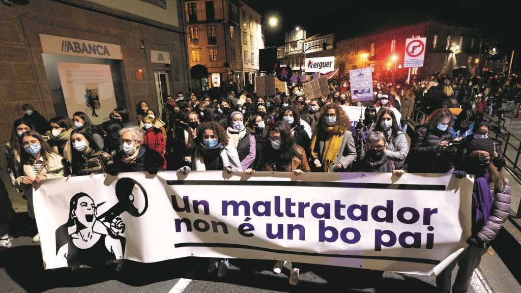 Milleiros de persoas participaron na manifestación que percorreu Compostela desde a praza do 8 de marzo até Praterías (Foto: Arxina).