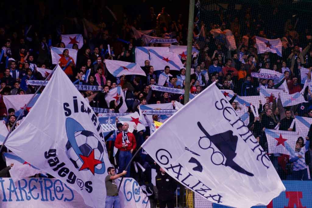 Un sector non pequeno das afeccións galegas sempre axita a bandeira da Patria para tratar de animar os seus futbolistas