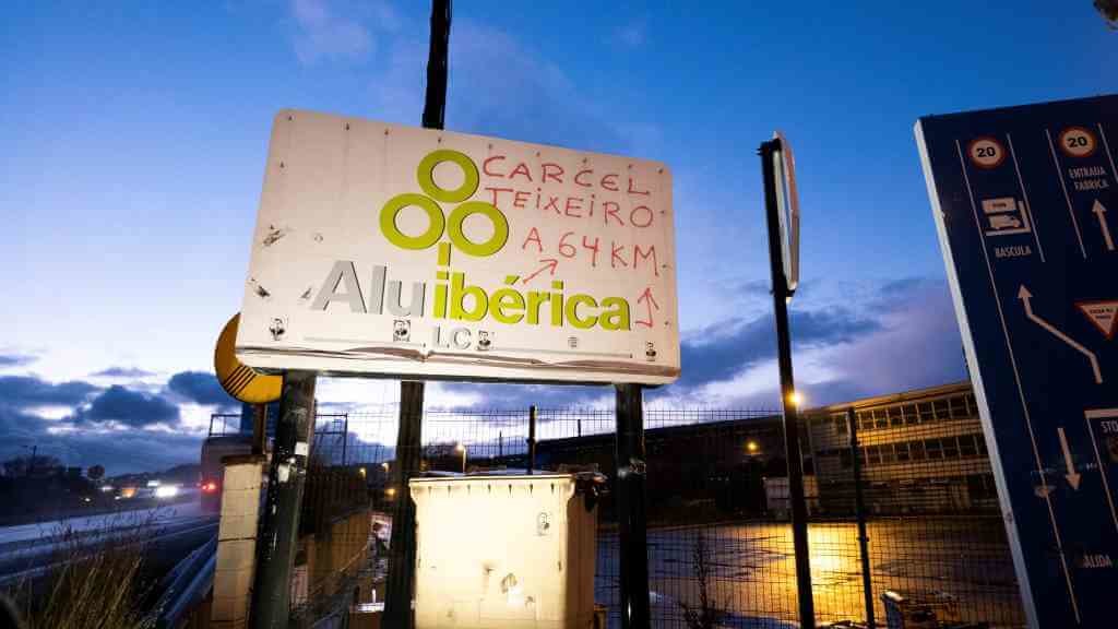 Entrada á factoría de Alu Ibérica na Coruña (Foto: Arxina).