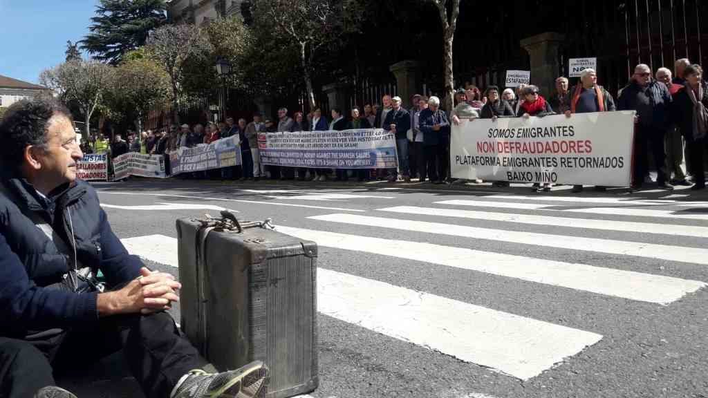 Protesta de emigrantes retornados ás portas do Parlamento galego en 2019 (Arquivo)