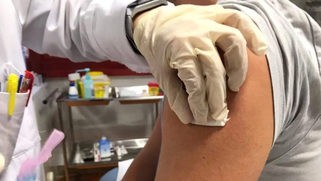 Persoal de enfermar&iacute;a inocula a vacina fronte ao coronavirus na Galiza, nunha imaxe de arquivo (Foto: Europa Press).