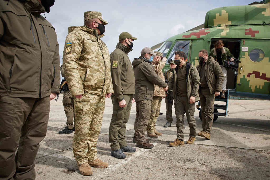 O presidente de Ucraína, Volodimir Zelensky, visita as tropas no leste do país. (Foto: Presidencia de Ucraína)