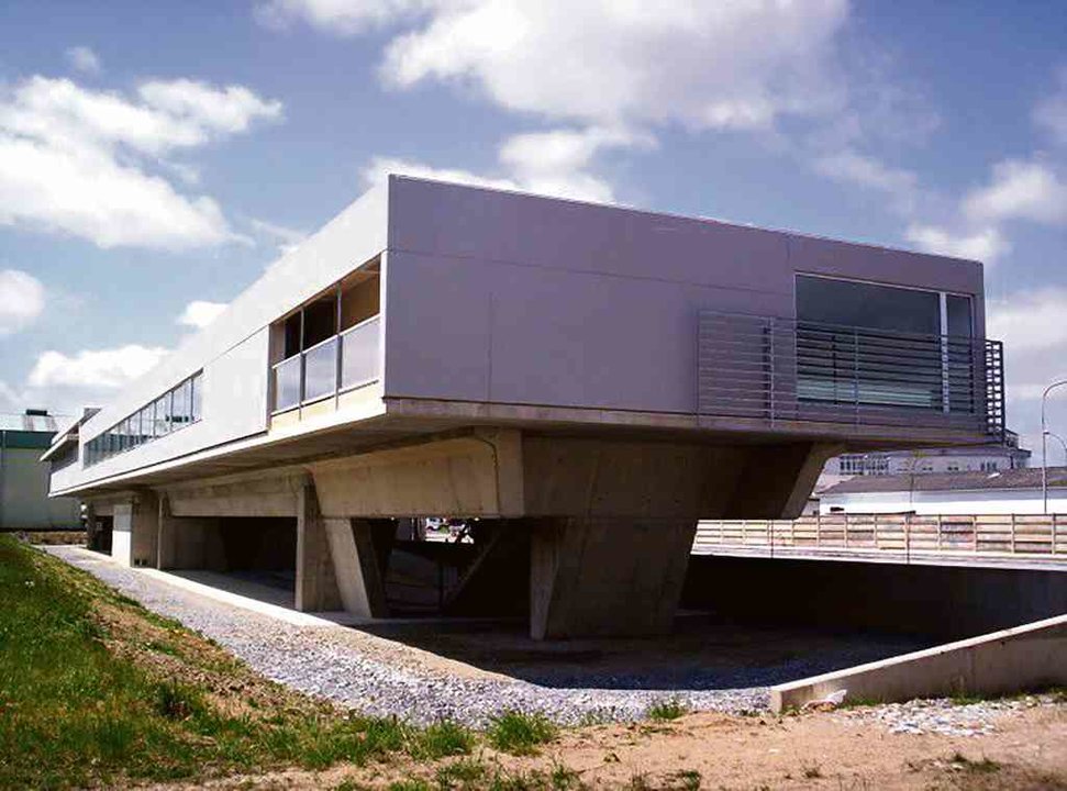 Centro de saúde do Castro de Ribeiras de Lea deseñado a partir de prefabricados de formigón.  (Foto: Fernando Blanco)
