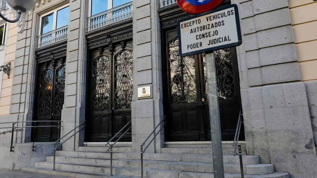 Entrada &aacute; sede de Poder Xudicial. (Foto: Jes&uacute;s Hell&iacute;n / Europa Press)