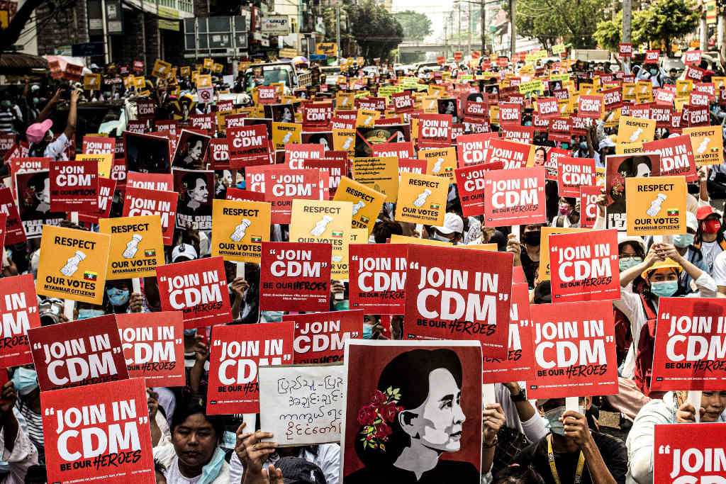 Protesta contra o golpe en Yangon, a cidade máis poboada do país. (Foto:  Santosh Krl SOPA Images via ZUMA / dpa)
