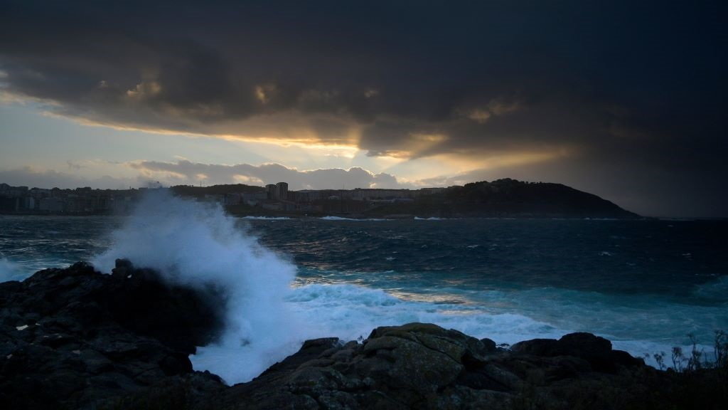 Ondas na costa da Coruña resultado da borrasca Barra (Foto: M. Dylan / Europa Press).