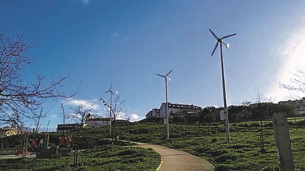 Xeradores eólicos no parque Adolfo Suárez da Coruña (Foto: Xoán Roberes).