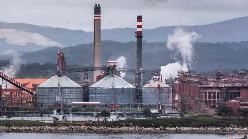Vista da factor&iacute;a de Alcoa en San Cibrao, no municipio de Cervo, na comarca da Mari&ntilde;a (Foto: Joe McUbed).
