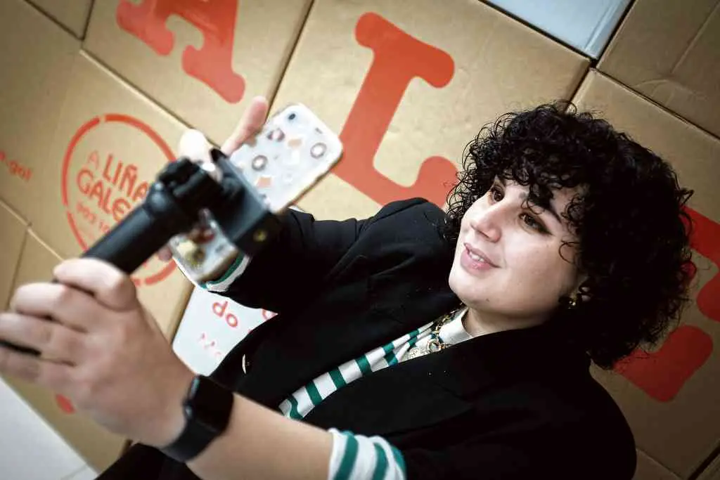 A 'tiktoker' Sara Seco 
(@sarasecorial) conta a s&uacute;a rutina diaria, inclu&iacute;do o  traballo na Mesa. (Foto: Arxina)