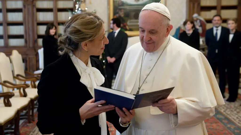 Diaz agasallou Francisco cun exemplar de 'Follas novas', de Rosal&iacute;a.