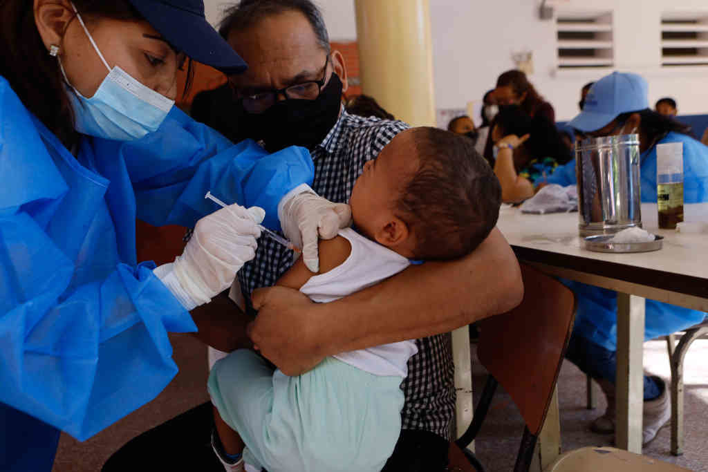 Vacinación dunha crianza en Venezuela co composto cubano Soberana 02, a pasada semana. (Foto: Jesus Vargas / dpa)